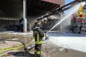 Paura e fiamme nella cartiera