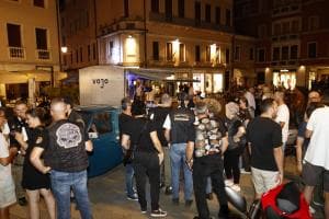 Per chi resta in città, una serata di musica e incontri