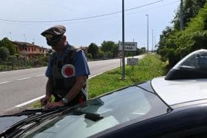Va a casa sua tre volte in una notte, arrestato