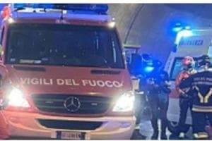 A piedi in galleria per recuperare un oggetto, travolto e ucciso