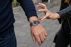 Prima le avance sessuali, poi il furto da 15mila euro