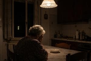 Maltratta l'anziana madre: il giudice lo "caccia" di casa