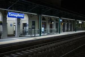 Cade sui binari e viene travolto da un treno: quarantenne gravissimo