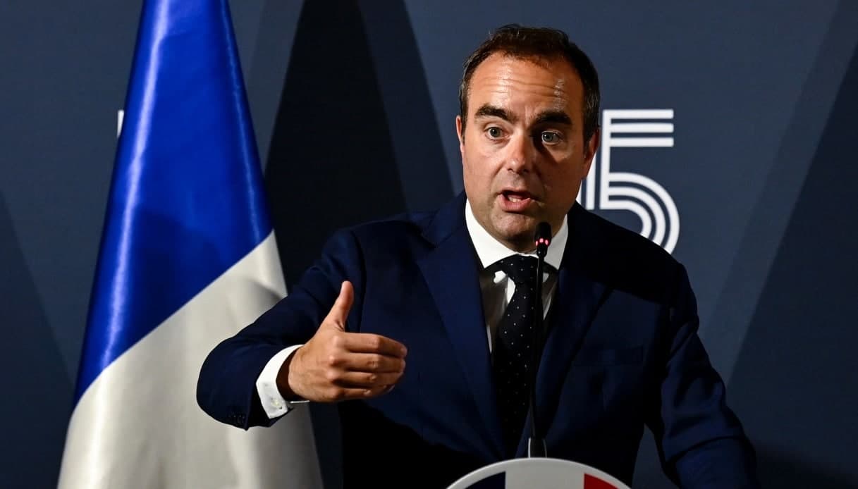 Francia, via libera alla legge d’emergenza: lo Stato avanti con il bilancio prorogato