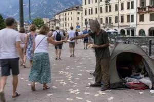 Volano banconote dal cielo