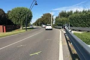 Paura per donna incinta finita contro un guardrail