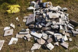 Cimitero devastato dai ladri e tombe distrutte