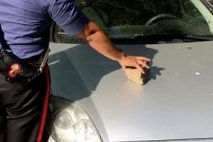 “Sassi contro le auto per rubare”