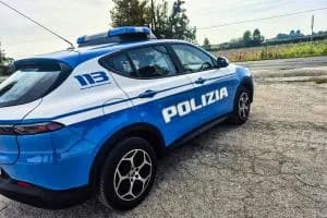 Scappa dopo l'incidente e pugni alla polizia. Fermato col taser