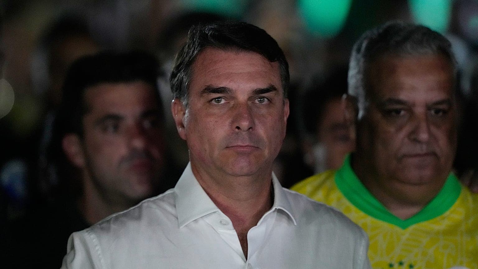Brasile, Flávio Bolsonaro si trasferisce negli Stati Uniti dopo la sconfitta elettorale: la questione del passaporto italiano