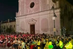 Piazza gremita per una grande festa