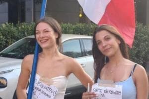 La sindaca cancella il post: "Mi hanno hackerato"