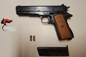 Liti condominiali, con pistola e accetta