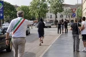 Il sindaco insegue l'aggressore in fuga e lo fa arrestare