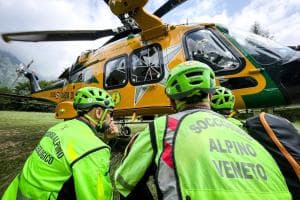 Cade nel vuoto dal sentiero col suo cavallo: tragedia in Valbrenta