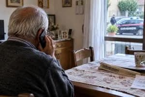 Falsi carabinieri al telefono, due anziani smascherano il raggiro