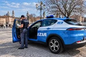 Bimba chiusa in auto sotto il sole, il padre al mercato