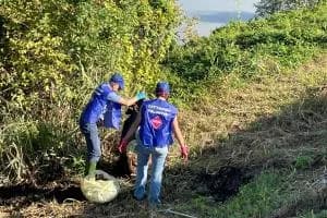 Denaro tritato e foto tra i rifiuti lungo l’argine