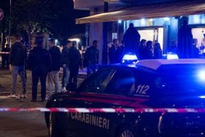 Pugni, calci e bottiglie rotte: rissa spaventosa al bar