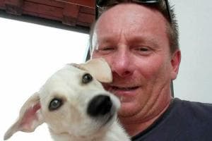 Muore all'improvviso, il cane lo veglia