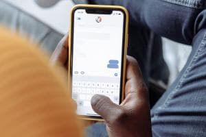 Un adolescente su due si confida con un chatbot