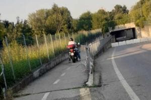 Moto in ciclabile, scattano le multe