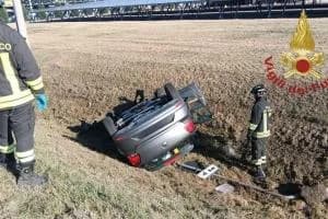 Auto si ribalta, donna ferita