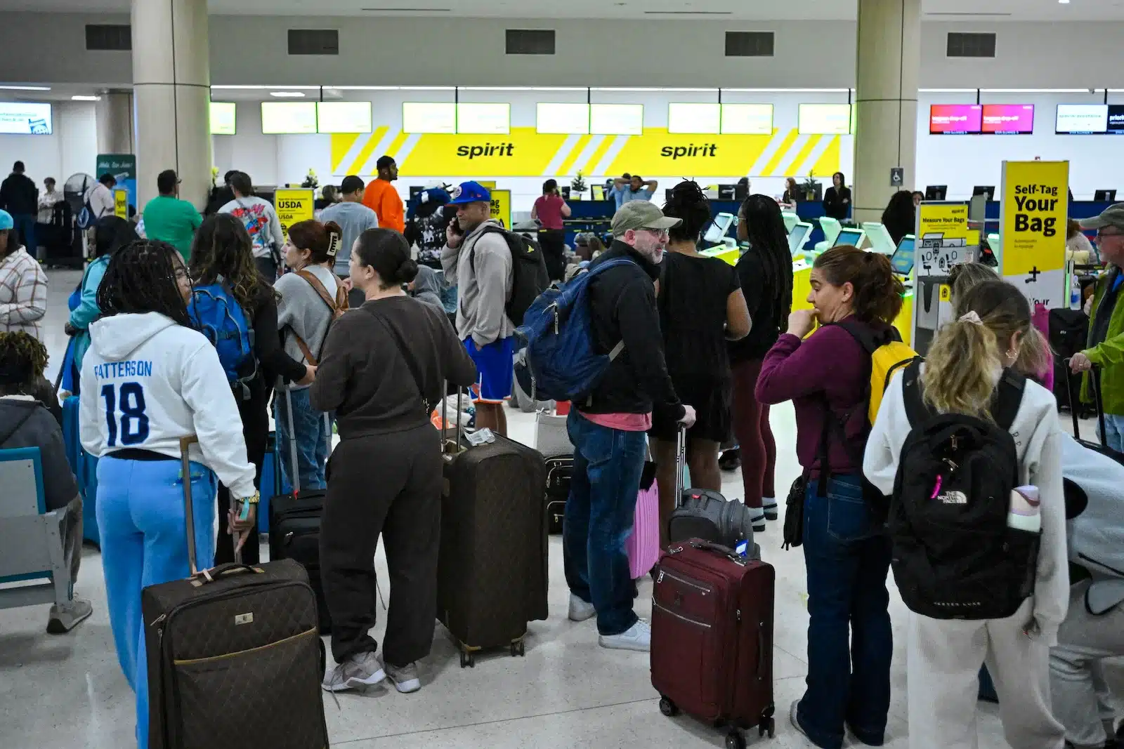 Caos voli nei Caraibi dopo il blitz Usa in Venezuela: spazio aereo evitato e centinaia di cancellazioni