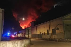 Inferno di fuoco nella notte in un capannone