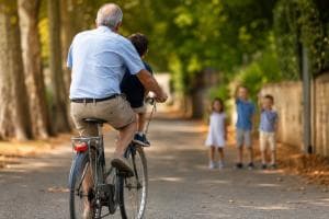 Porta il bimbo sulla "canna" della bici: multato