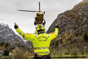Cade per 7 metri da una cascata, grave una polesana