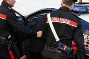 Accoltella il rivale nella casa dell'ex moglie, arrestato