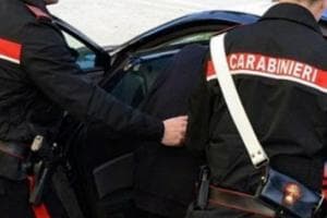 Fuga e botto con la droga in auto