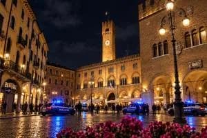 Accoltellato in pieno centro, caccia all'aggressore
