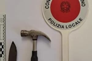 A scuola con coltello e martello