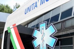Investita e sbalzata per otto metri: è gravissima