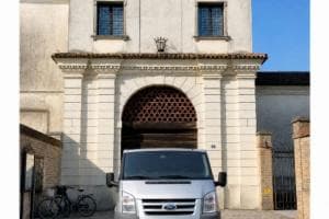 Il furgone del Comune a servizio del paese