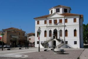 La convivialità è in piazza tra buon cibo e del vino