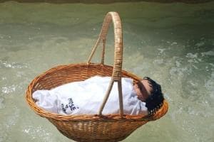 Neonato abbandonato nella fontana, ma è arte