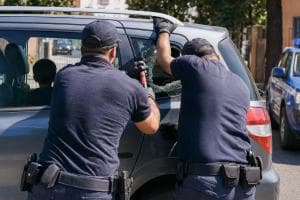 Bimbo di 2 anni rimasto bloccato nell’auto sotto il sole