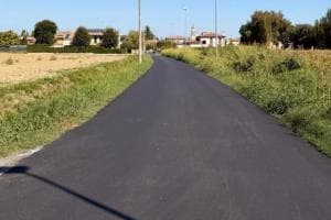 Via Mazzo: asfalto sì, acqua no