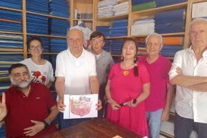 Una rosa bianca contro il degrado in città