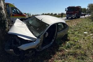 Auto contro un platano: gravissime due sorelline di 5 e 11 anni