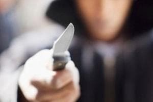 17enne uccide la zia e la lancia nel canale