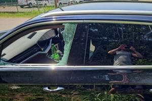 I ladri scassinano l’auto e rubano ostriche e gamberetti