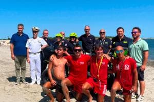 Uomo in mare, scatta l’intervento