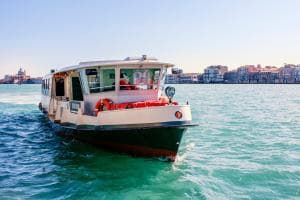 Viene scaraventato in acqua