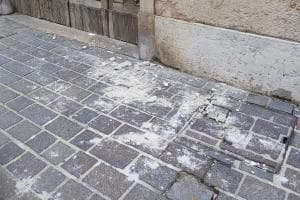 Intonaco e calcinacci sul marciapiede