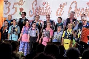 Comunità tra folklore e solidarietà