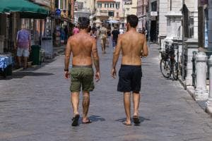 "A torso nudo fuori dalla spiaggia non si sta"